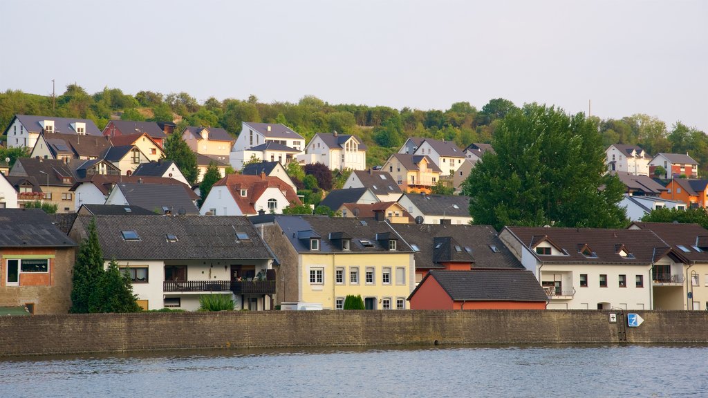 Luxemburgo mostrando un lago o abrevadero y una pequeña ciudad o pueblo