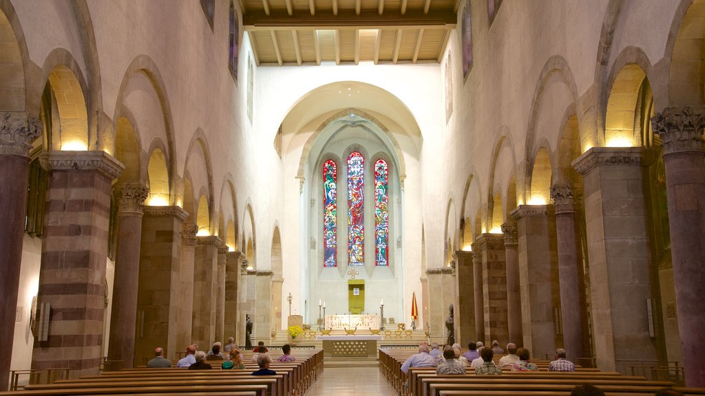 Echternach que incluye una iglesia o catedral y vistas interiores y también un pequeño grupo de personas