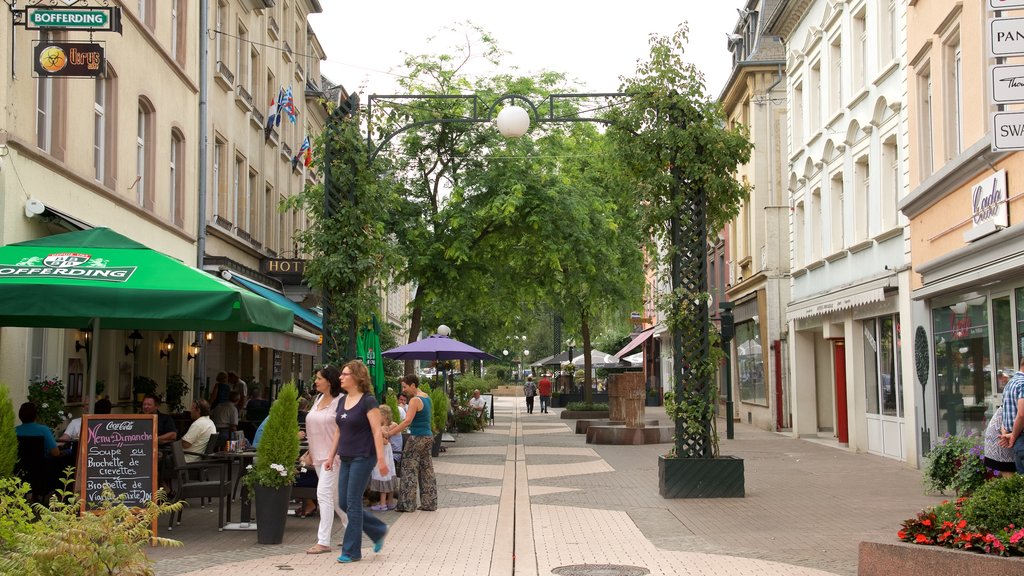 Echternach som omfatter historiske bygningsværker, gadeliv og cafélivsstil