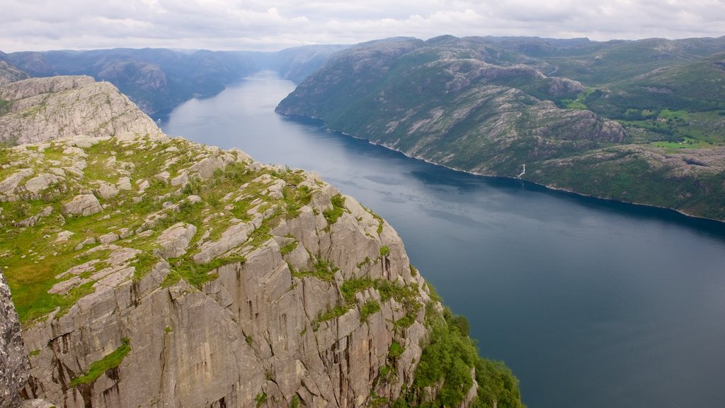 Preikestolen montrant un lac ou un point d’eau, paysages et montagnes