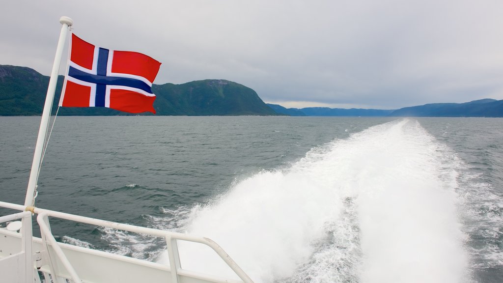 Sogne Fjord menunjukkan pemandangan umum pantai dan berlayar