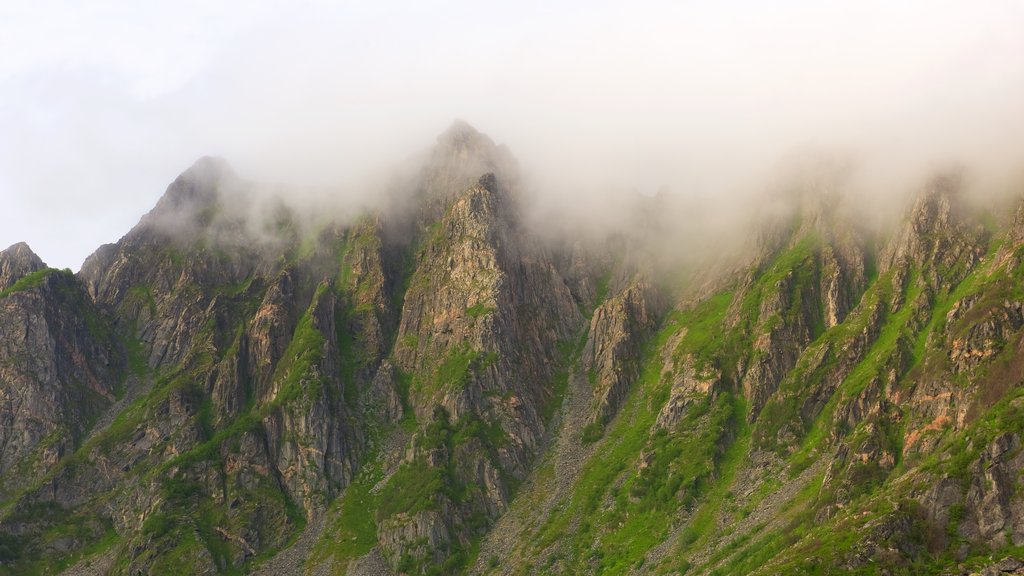 Andøy que incluye niebla o neblina y montañas