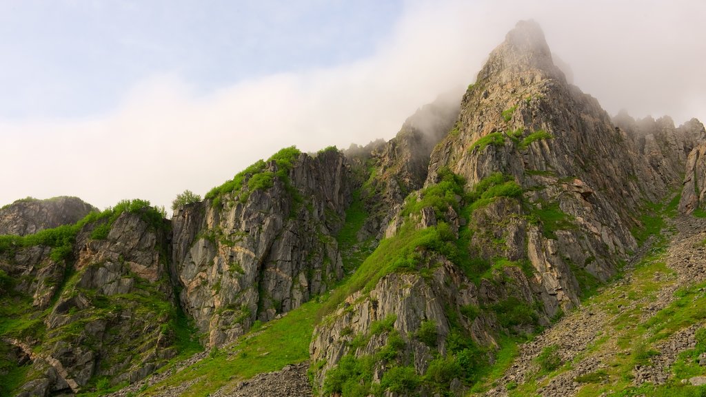 Andøy mostrando montañas y neblina o niebla