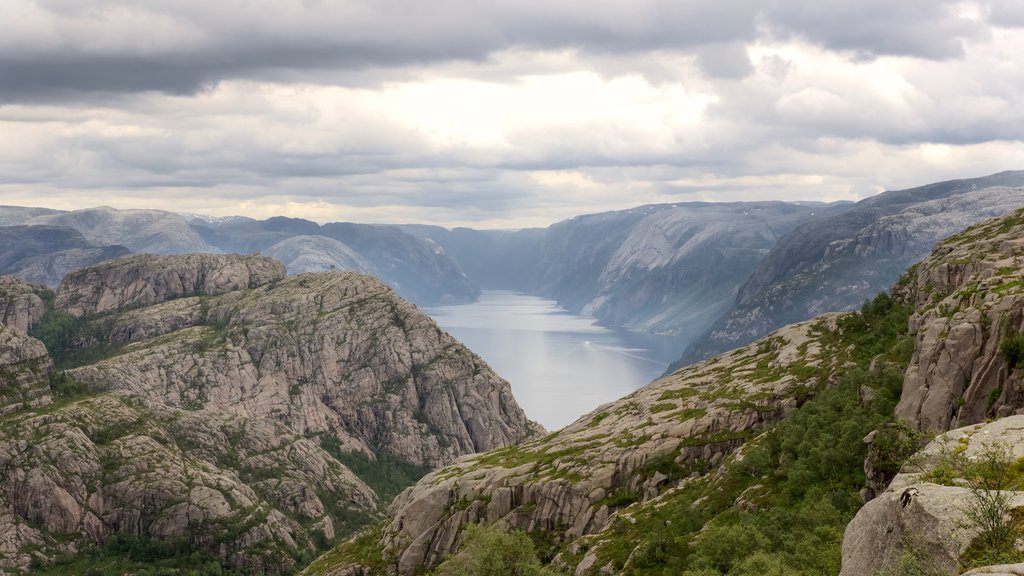 Preikestolen presenterar berg och en sjö eller ett vattenhål