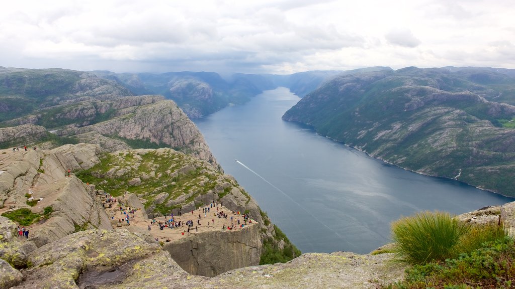 Preikestolen som viser en sø eller et vandhul, bjerge og udsigt over landskaber