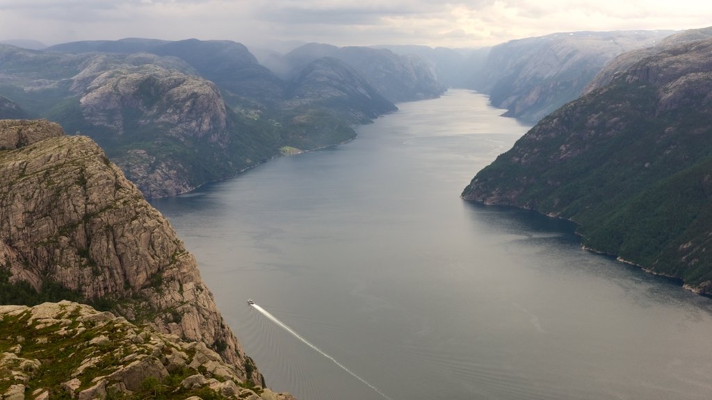 Preikestolen que incluye montañas, un lago o abrevadero y vistas de paisajes