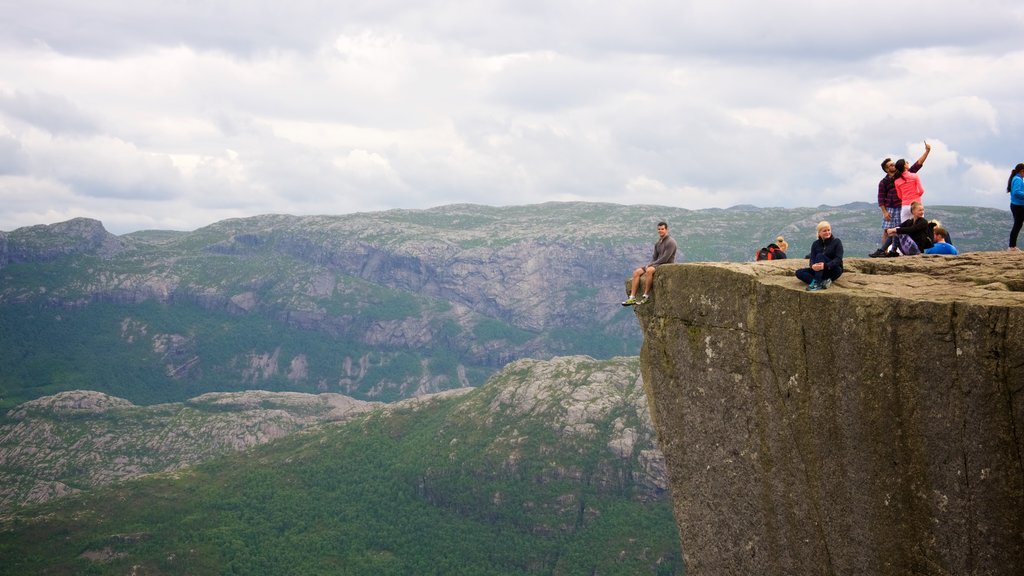 Preikestolen showing mountains