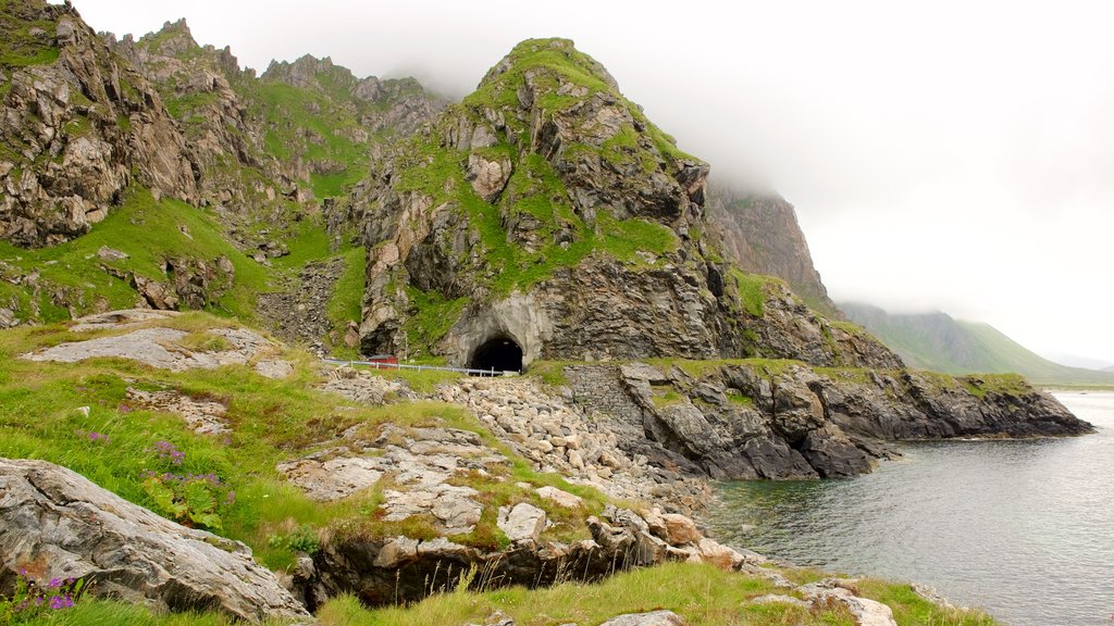 Andøy que incluye neblina o niebla y montañas