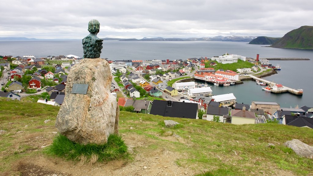 Honningsvag que incluye una ciudad costera, un monumento y vista general a la costa