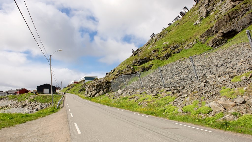 Honningsvåg mettant en vedette ville côtière