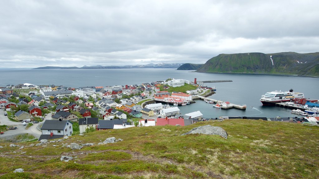 Honningsvag ofreciendo una ciudad costera y vistas generales de la costa