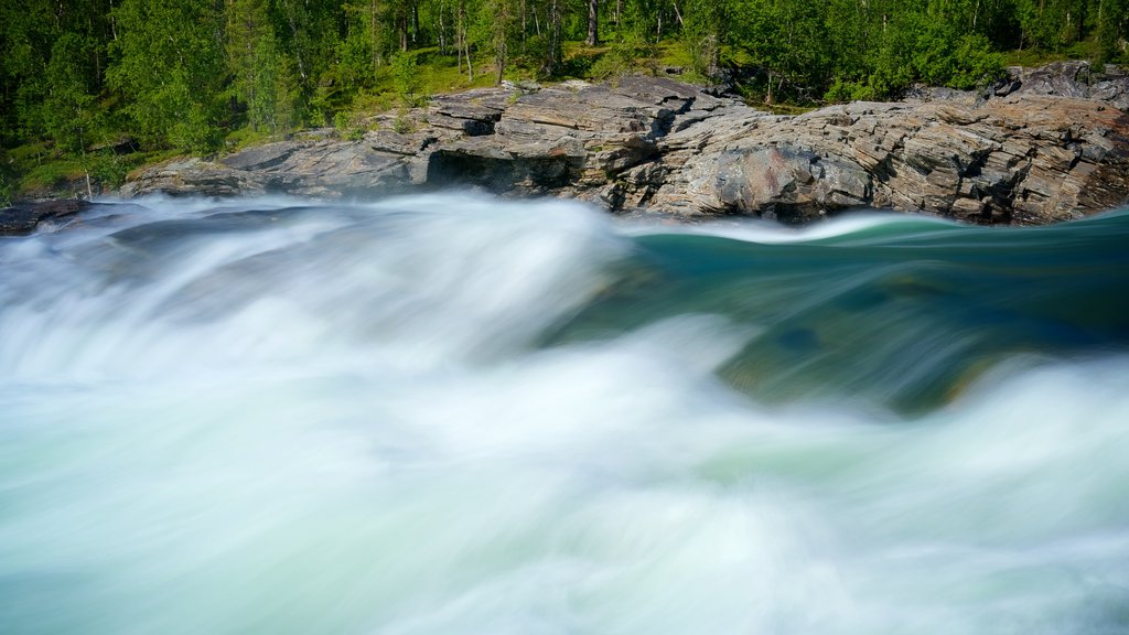 Air Terjun Maalselvfossen menunjukkan jeram