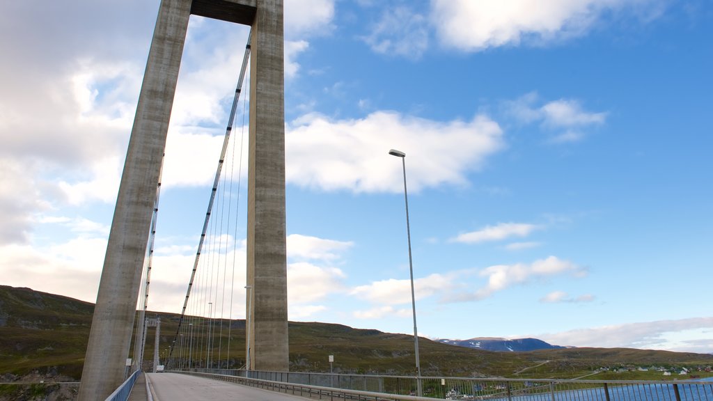 Ponte Kvalsund que inclui uma ponte suspensa ou passarela entre as árvores