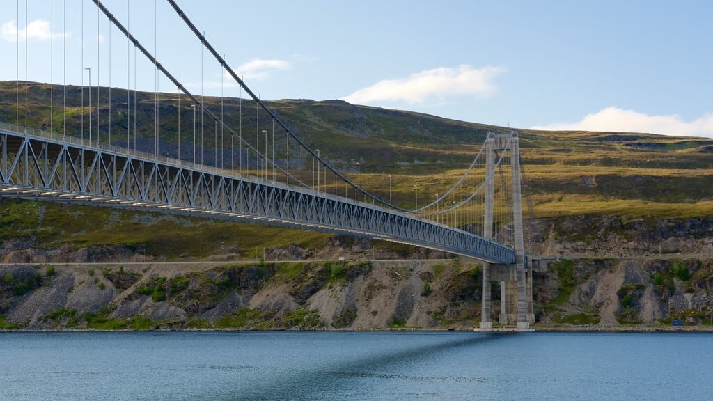 Ponte Kvalsund mostrando uma ponte suspensa ou passarela entre as árvores