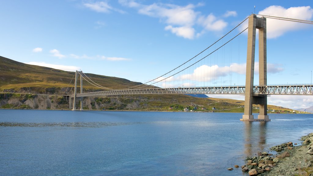 Ponte Kvalsund caracterizando paisagens litorâneas e uma ponte suspensa ou passarela entre as árvores