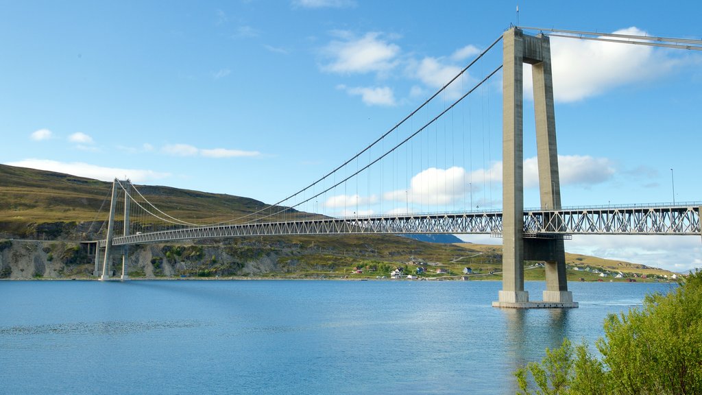 Ponte Kvalsund mostrando paisagens litorâneas e uma ponte suspensa ou passarela entre as árvores