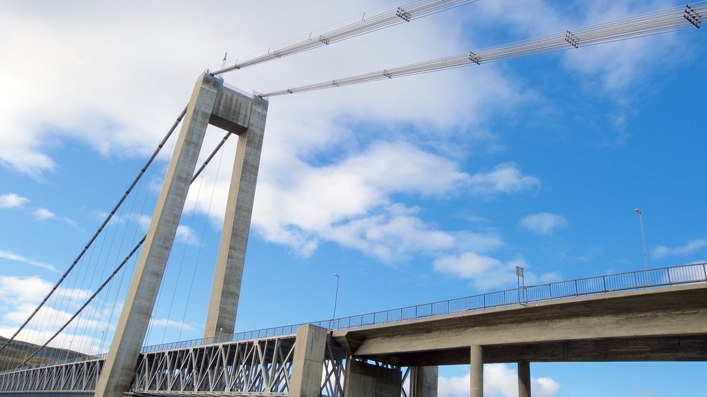 Ponte Kvalsund caracterizando uma ponte suspensa ou passarela entre as árvores