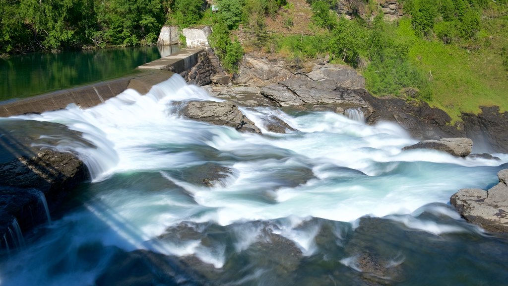 Bardufossen mostrando córrego