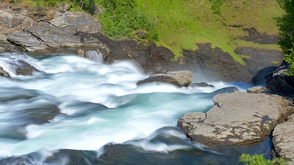 Air Terjun Bardufossen menunjukkan jeram