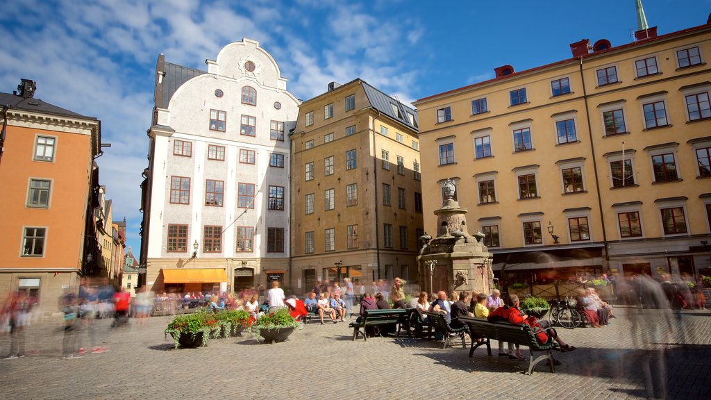 Stortorget som omfatter historiske bygningsværker og en plads eller et torv