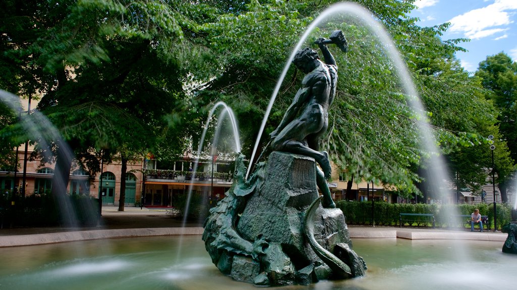 Maria Square featuring a fountain