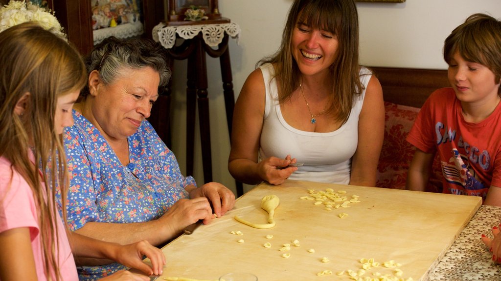 Bari mostrando comida y vista interna y también una familia