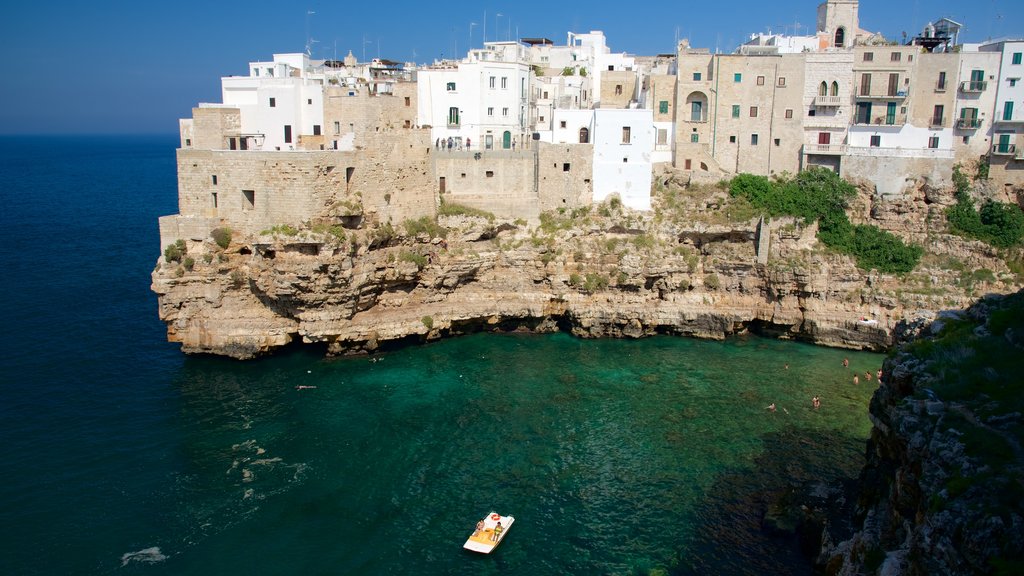 Polignano a Mare mostrando uma cidade litorânea e litoral acidentado