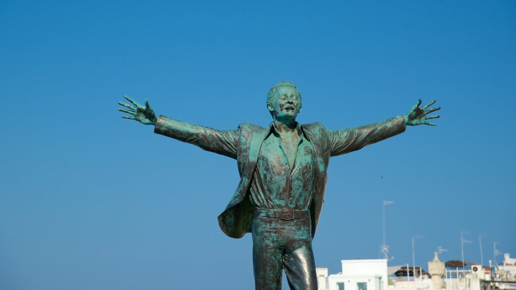 Polignano a Mare ofreciendo una estatua o escultura