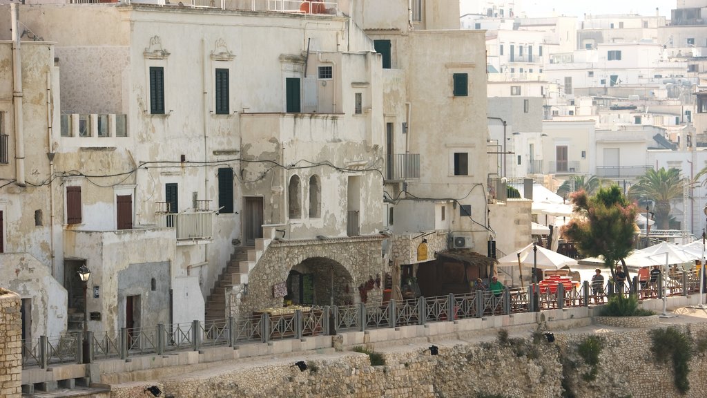 Vieste og byder på historiske bygningsværker