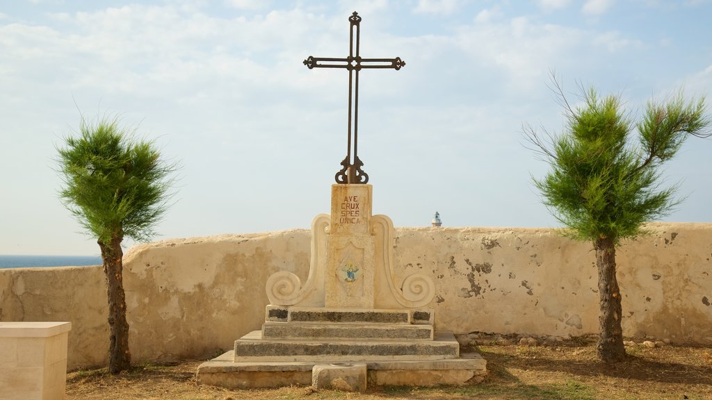 Vieste showing religious elements