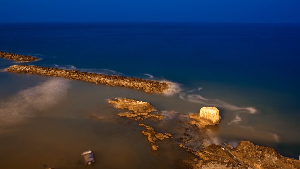 Vieste que inclui um pôr do sol e litoral acidentado