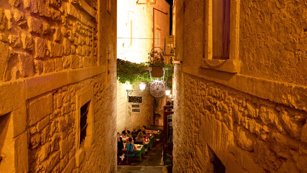 Vieste showing night scenes