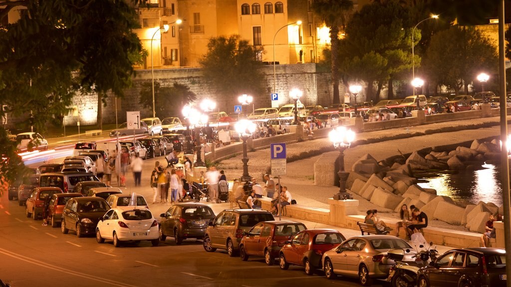 Bari mostrando escenas de noche y también un gran grupo de personas