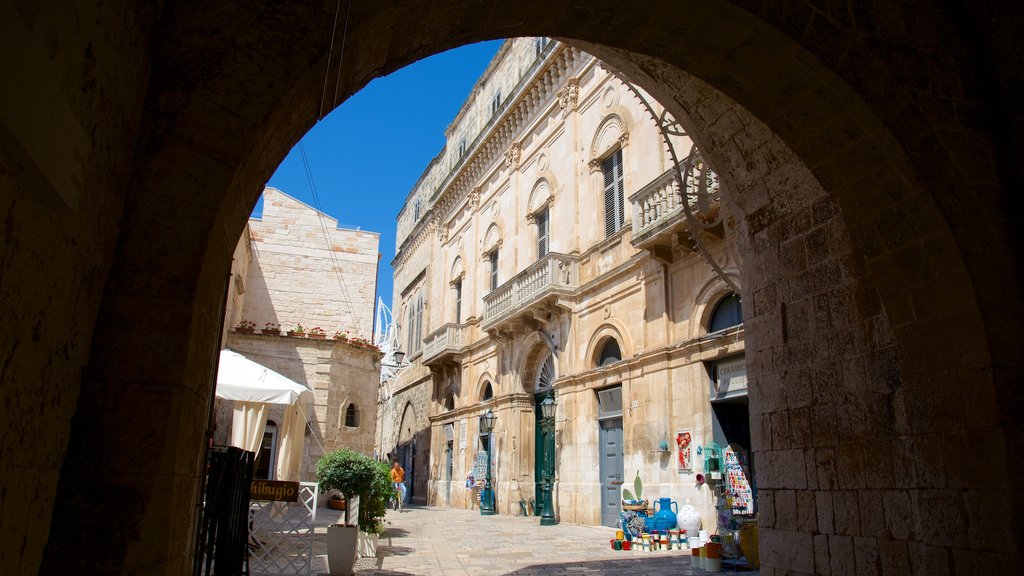 Polignano a Mare ofreciendo patrimonio de arquitectura