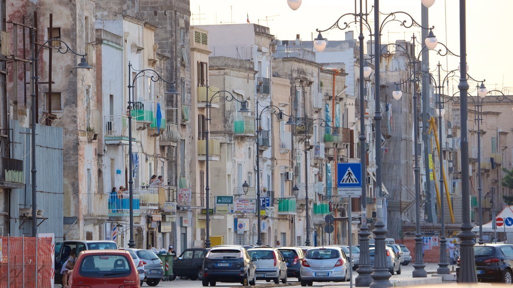 Taranto featuring heritage architecture and street scenes