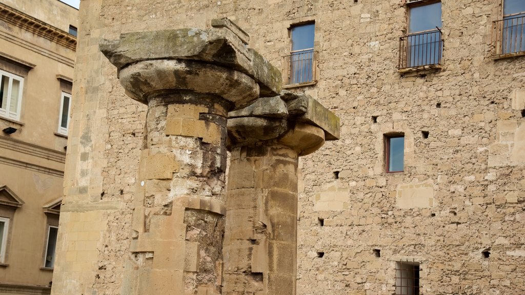 Taranto which includes a ruin and heritage architecture