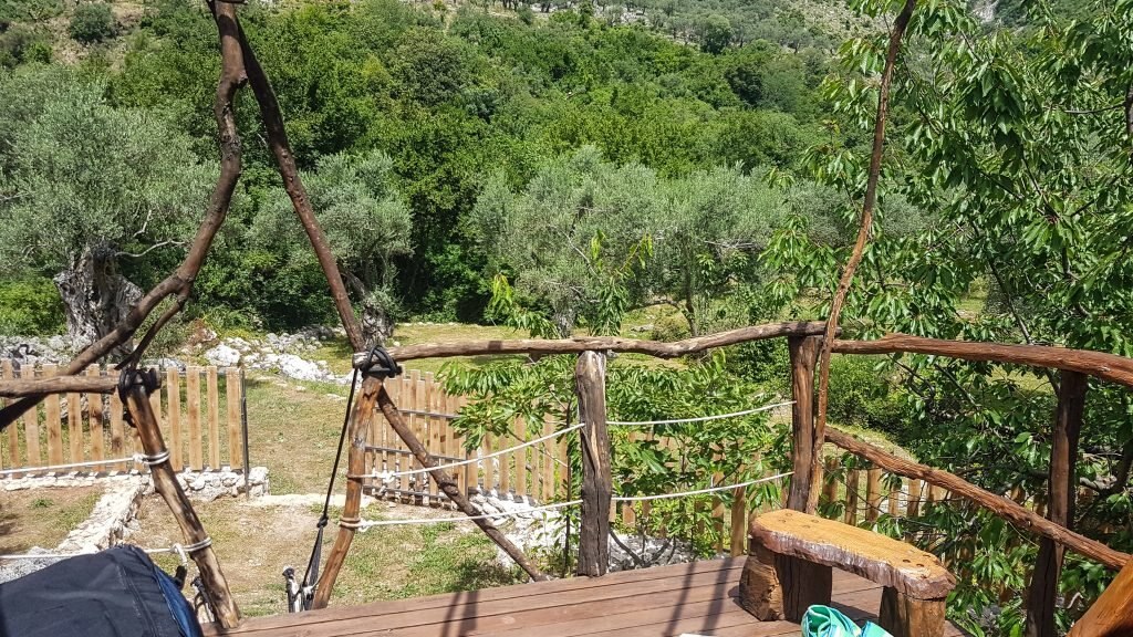 Terrasse im Baumhaus in Montenegro