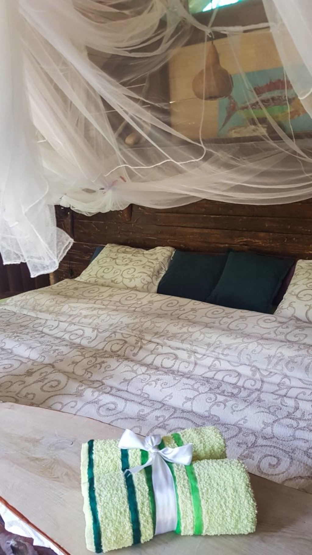 Bett im Baumhaus in Montenegro