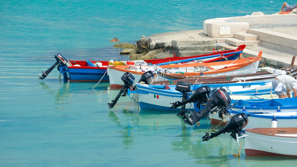 Waterkant van Otranto toont algemene kustgezichten