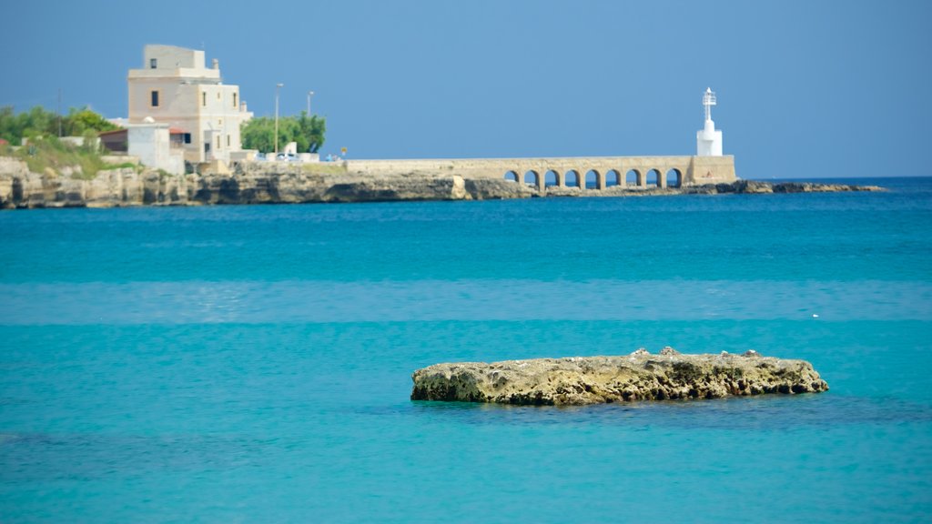 Front de mer d\'Otranto montrant paysages côtiers