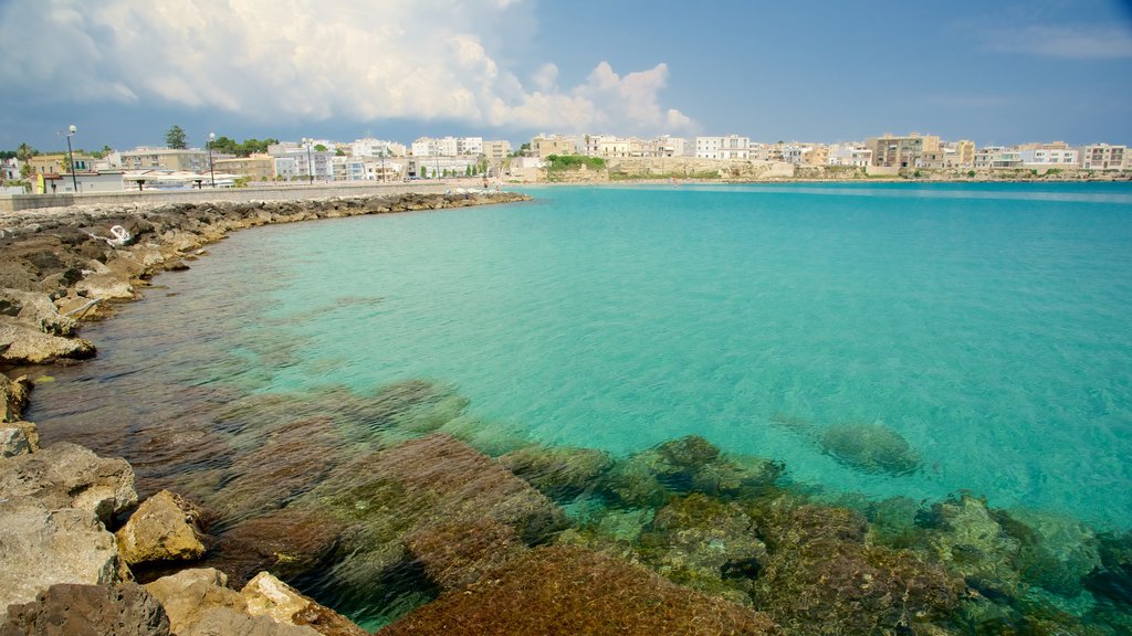 Camino a lo largo del mar de Otranto que incluye costa rocosa y una ciudad costera