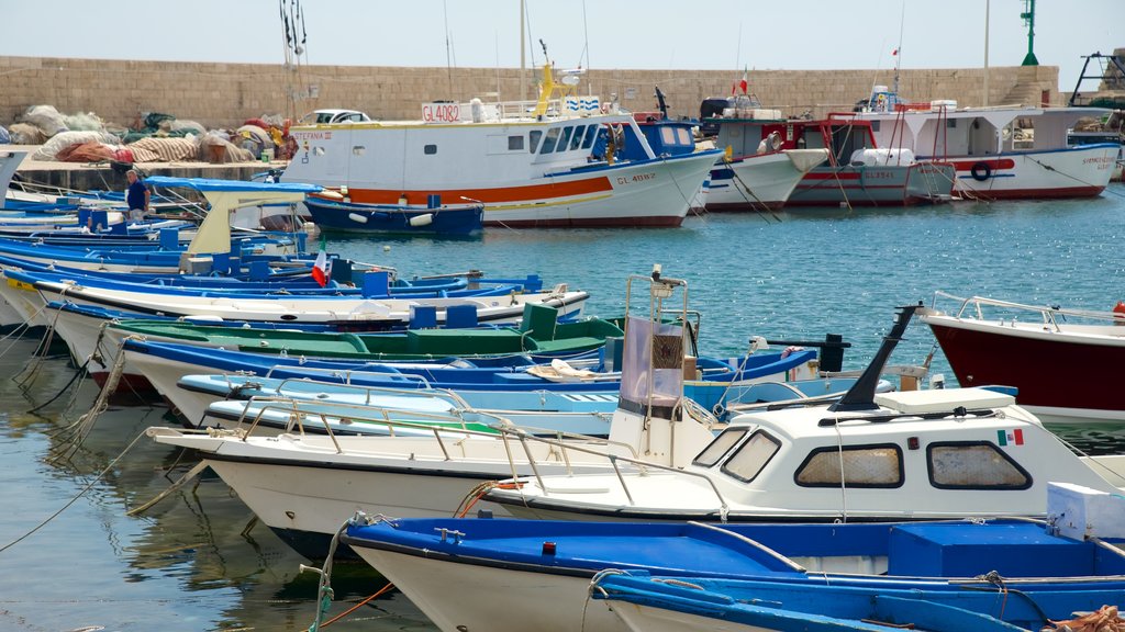 Puerto de Gallipoli que incluye vistas generales de la costa y una bahía o puerto