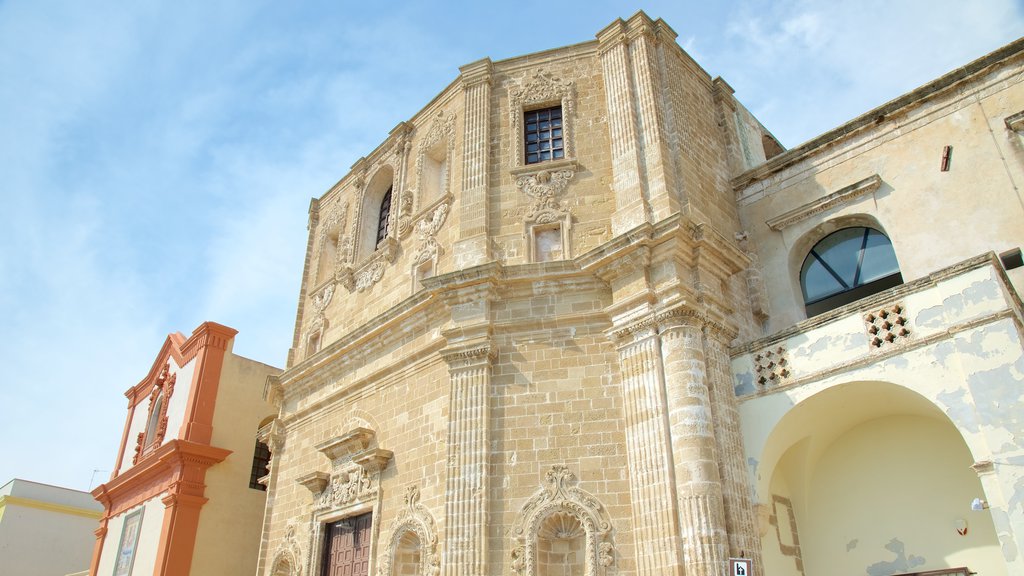 Gallipoli showing heritage architecture