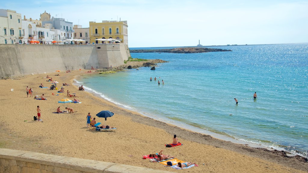 Lecce ofreciendo una playa, vistas generales de la costa y una ciudad costera