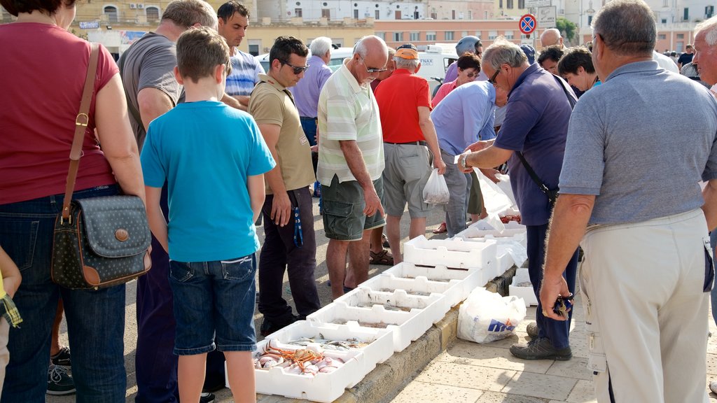 Gallipoli ofreciendo comida y también un gran grupo de personas