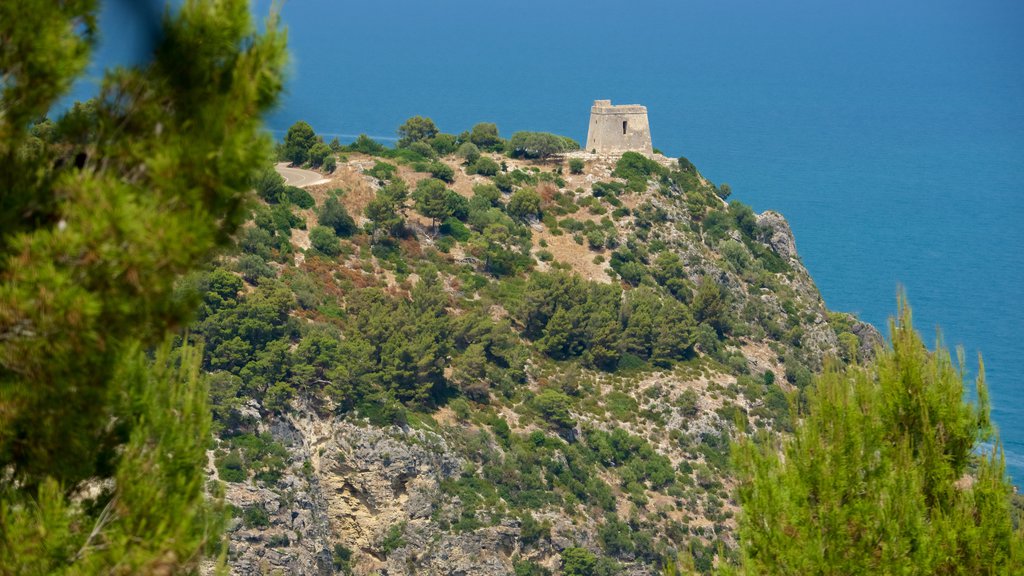 Gargano Peninsula que inclui montanhas