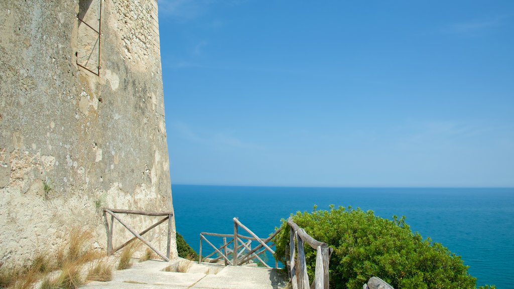 Península Gargano que incluye vistas generales de la costa