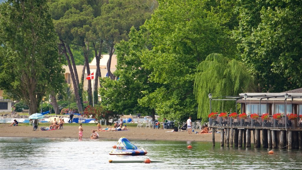 Meer van Bolsena toont een meer of poel