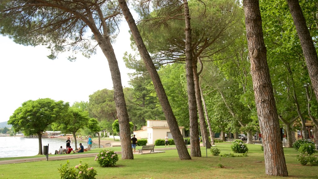 Lago Bolsena caracterizando um jardim