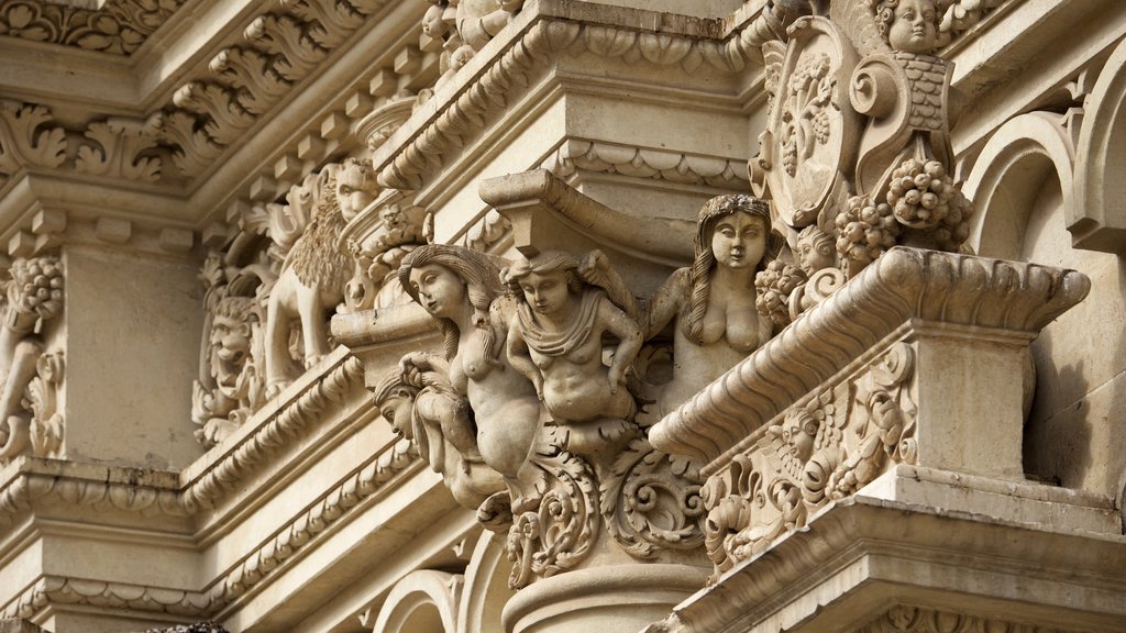 Iglesia de la Santa Cruz ofreciendo patrimonio de arquitectura